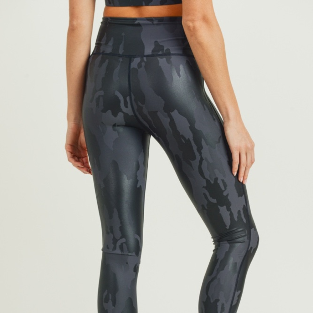 NWT!🥰 Trendy Camo Foil Highwaist Leggings - Picture 6 of 8